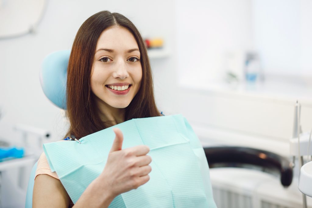 fille positive chez le dentiste