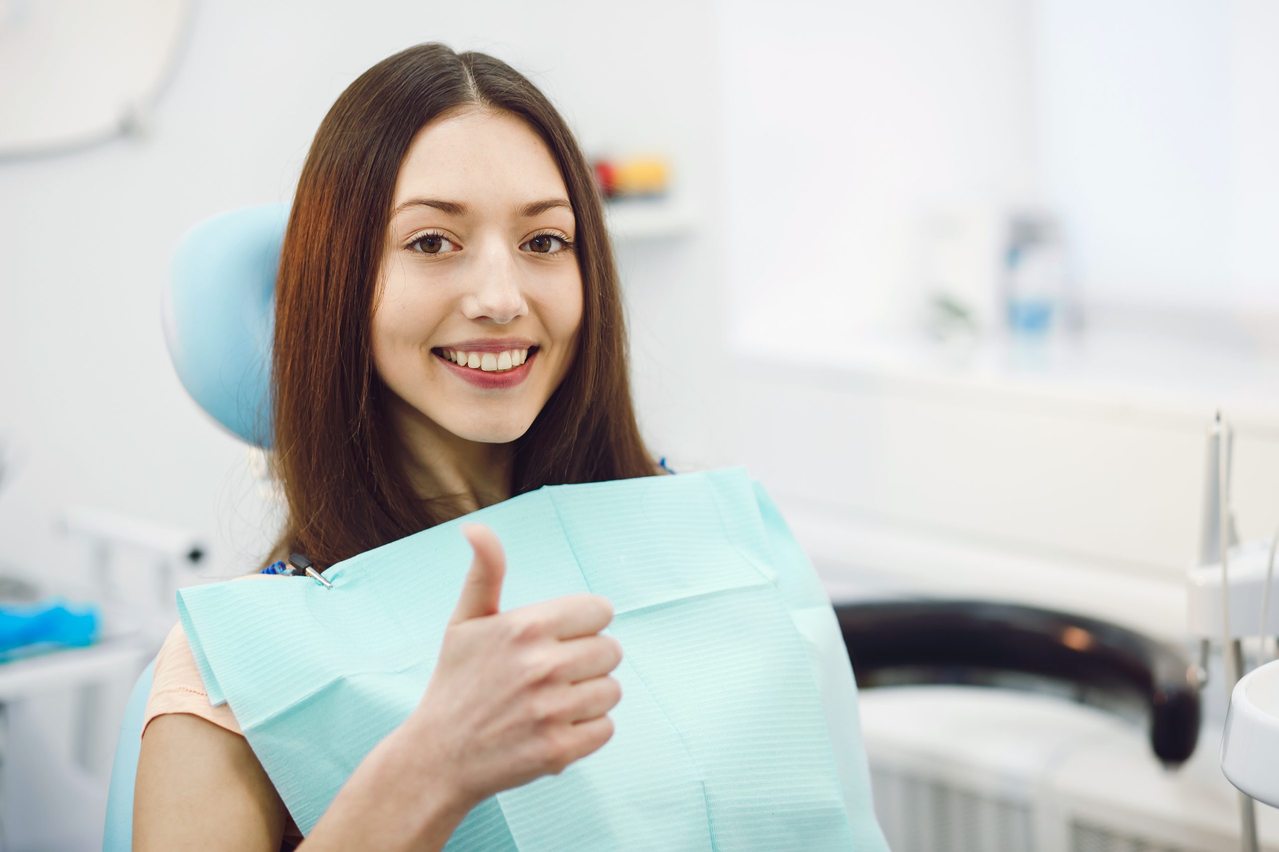 fille positive chez le dentiste scaled